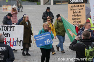 Mehrere DemoteilnehmerInnen trugen Schilder des christlich-fundamentalistischen Demo für Alle Netzwerks. Eine Protestierende hält ein Plakat: »Gender verschwendet Steuergelder!« und zückt ihr Handy für ein Foto
