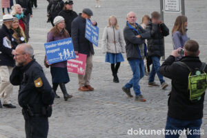 Mehrere DemoteilnehmerInnen trugen Schilder des christlich-fundamentalistischen Demo für Alle Netzwerks.