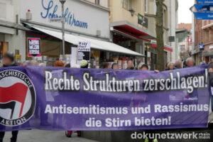 Banner der Anfifaschistischen Aktion: Rechte Strukturen zerschlagen! Antisemitismus und Rassismus die Stirn bieten"