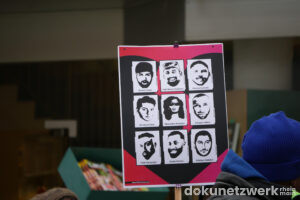 Plakat der Gedenkveranstaltung mit den Gesichtern der Opfer des rassistischen Anschlags in Hanau