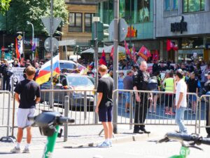 Die Startkundgebung und der Gegenprotest auf dem Roßmarkt