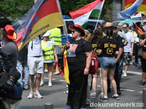 Eine Teilnehmerin schwenkt eine Flagge der AfD und bekundet ihre Sympathie mit Alice Weidel