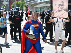 Kal V. Voyatzis ist verkleidet als Superman ein bundesweit bekannter Aktivist der rechten Verschwörungsszene