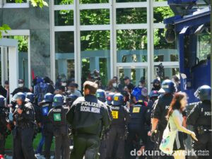 Die Blockade ist durch die Polizei geräumt worden