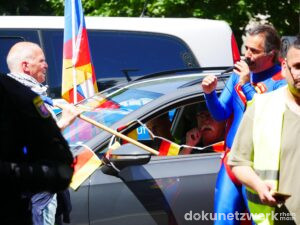 Kal Voyatzis richtet sich an die Gegendemonstrierenden
