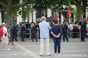 Am Opernplatz versammelt sich Protest gegen die Kundgebung von GfD