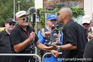 Ein Passant diskutiert mit den BPE-Aktivisten und wird dabei live gefilmt