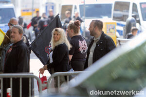 Im Vordergrund: Marika Hartmann von Rhein-Main-steht-auf