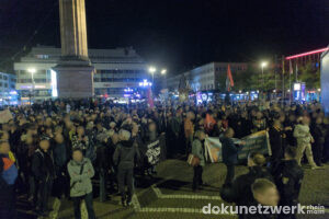 Etwa 1000 Menschen beteiligen sich am Gegenprotest und blockieren den Schweigemarsch.