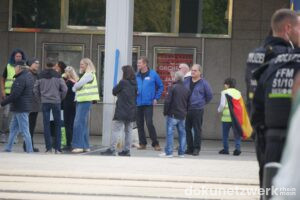Ein Demonstrant trägt einen Pullover der AfD