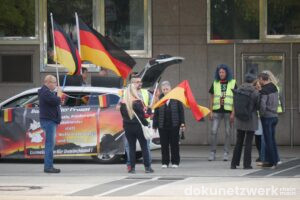 Begrenzte Begeisterung in den Gesichtern und eine beschädigte Fahnenstange