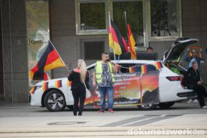 Thomas Bernt begrüßt die Teilnehmenden und appelliert, patriotisch zu bleiben